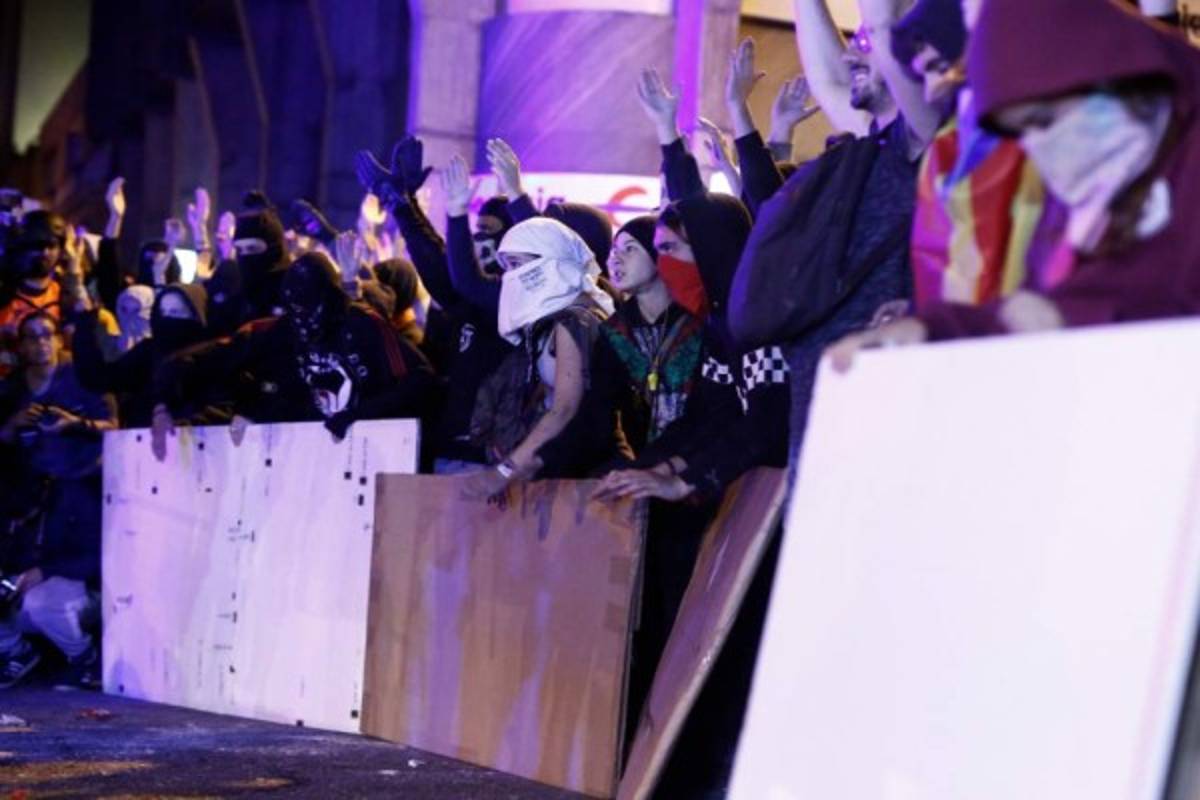 Caos en Barcelona: Brutales enfrentamientos entre policías y protestantes