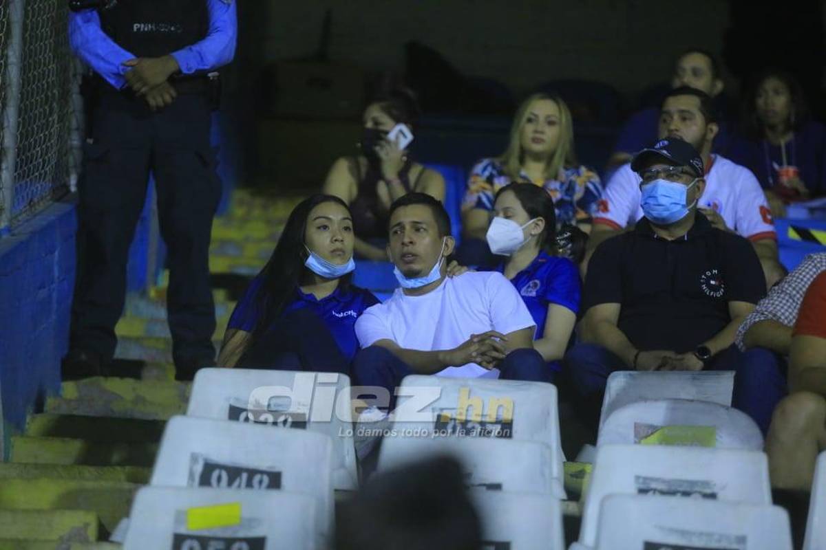 Lindas chicas y declaración de amor en el Morazán durante el clásico capitalino Olimpia-Motagua