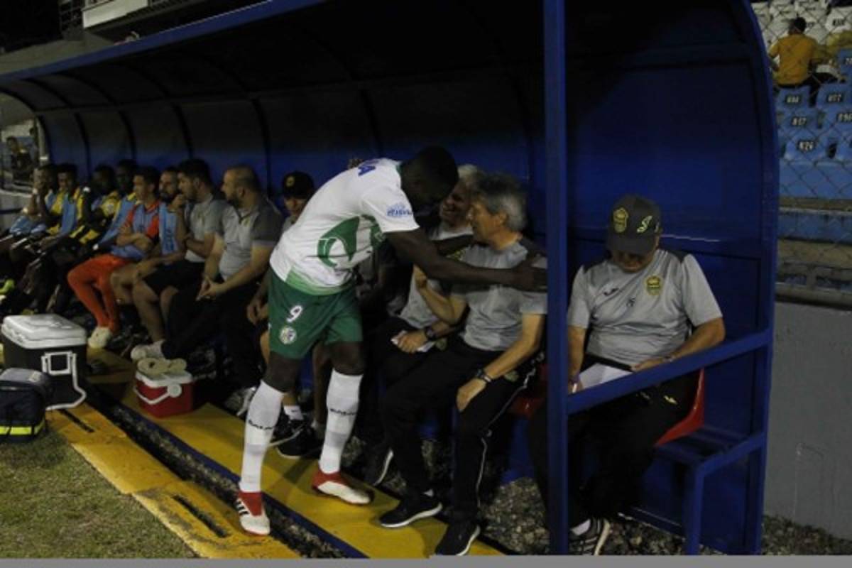 En fotos: La euforia de Wilmer Cruz y la barra del Real España estalla de furia