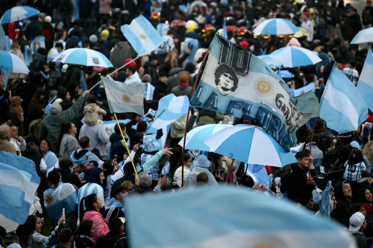 ¿Y Messi? Con la Policía, gran show y la alfombra roja en el regreso de Argentina