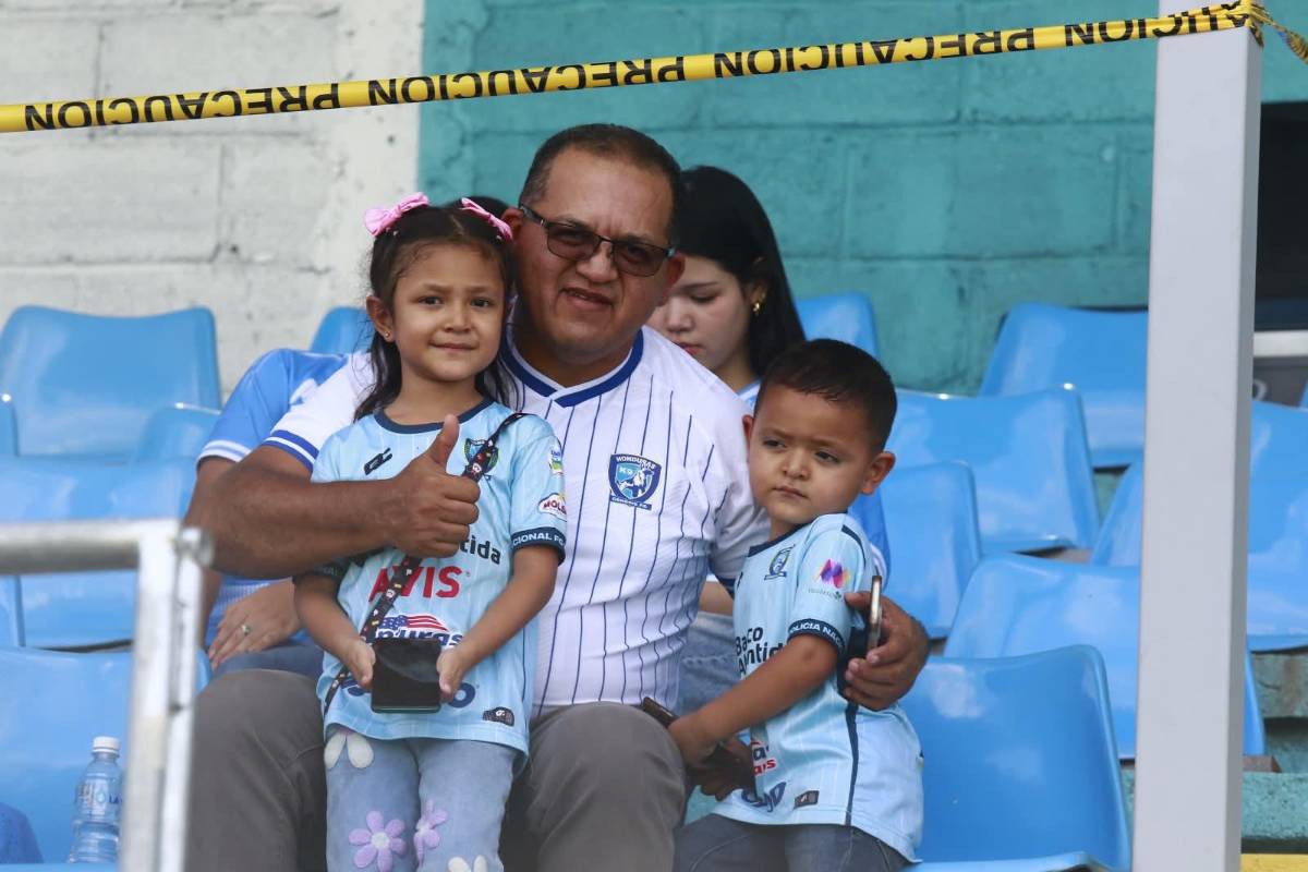 Hermosa periodista se luce, aficionada de Génesis enamoró y el gesto de la Policía