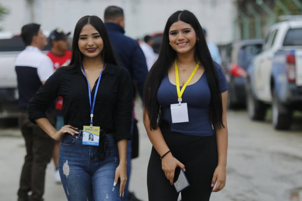 Ambientazo en el estadio Rubén Deras, hermosas jóvenes y ni la lluvia detiene la gran final del ascenso de Honduras entre CD Choloma y Platense