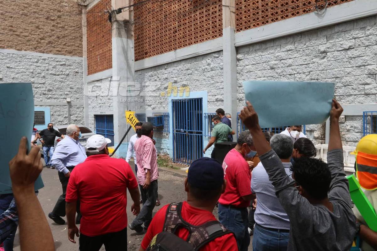 ¡Zafarrancho en la Villa Olímpica! Simpatizantes y empleados sacan corriendo a Salvador Nasralla y lo llaman ‘‘traidor’’