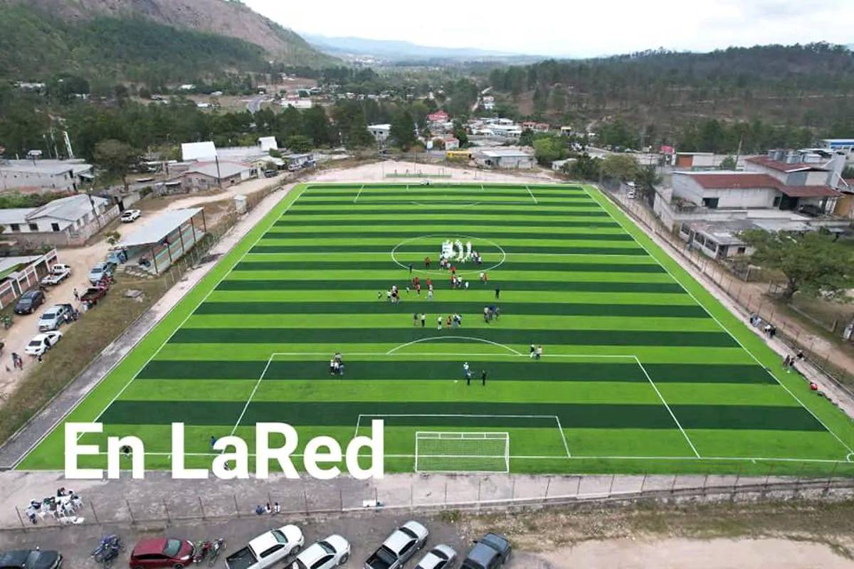 Después de ser un tierrero a esto: Inauguran hermoso campo de fútbol sinténtico en Marcala, La Paz