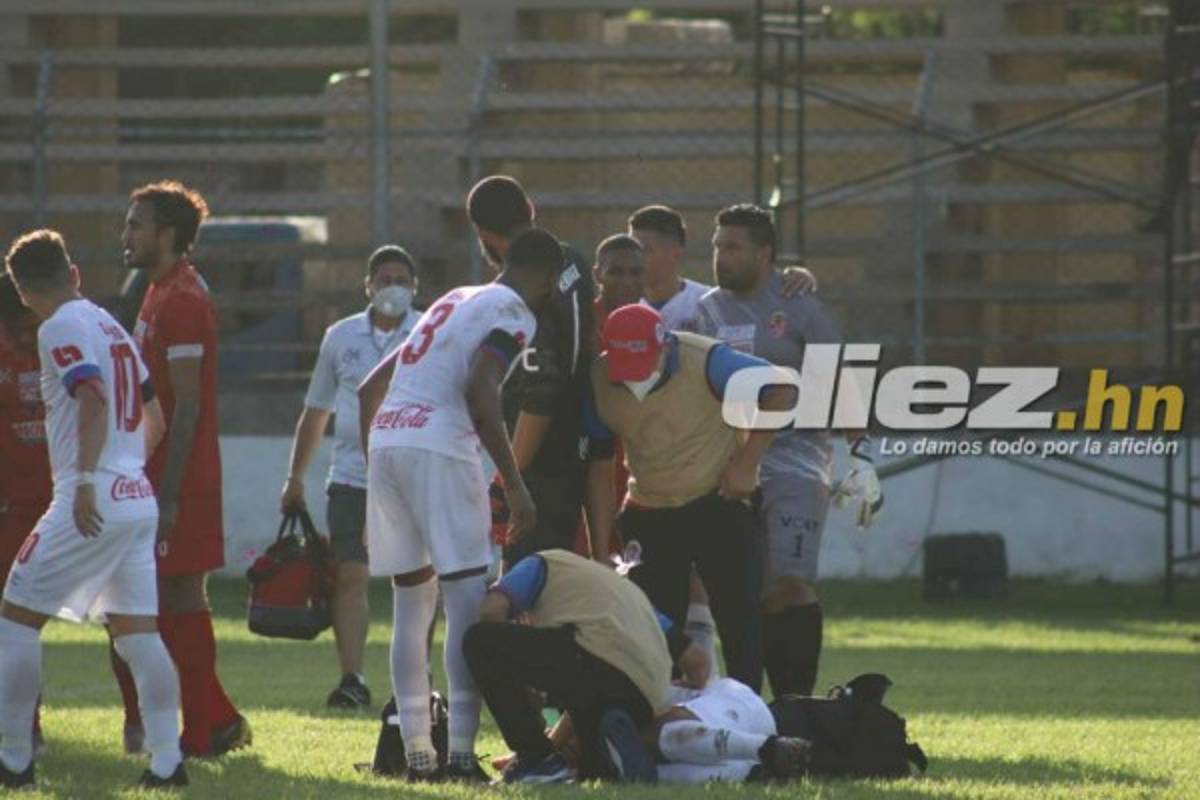 Fotos: La bronca de Obed con Carlos Pineda y el portero del Real de Minas que jugó de delantero