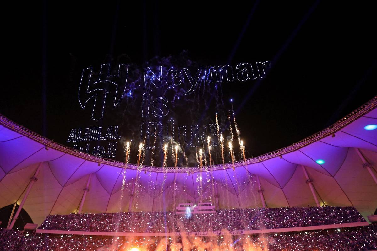 “Llamaron loco a Cristiano”: Neymar fue presentado con el Al-Hilal: Rayos lásers y fuegos artificiales iluminaron el cielo de Riad