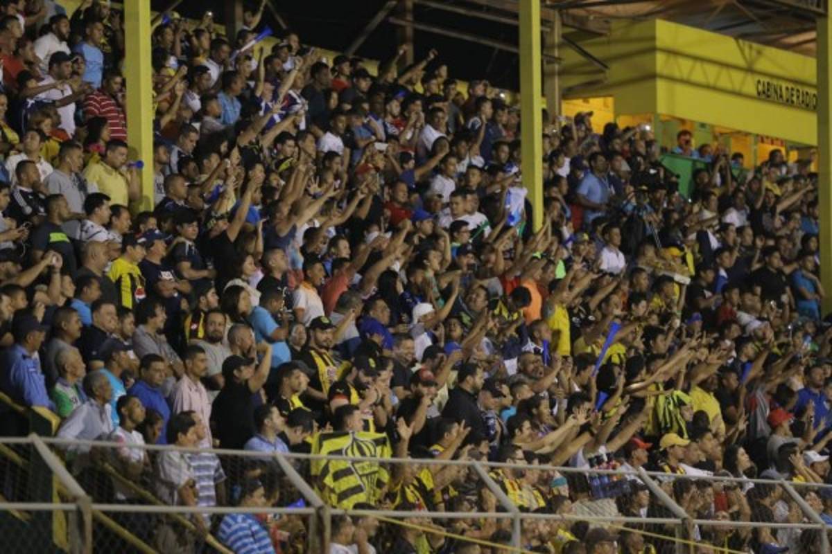 ¡NO SE VIO EN TV! El llenazo en El Progreso y el curioso festejo del' Chino'