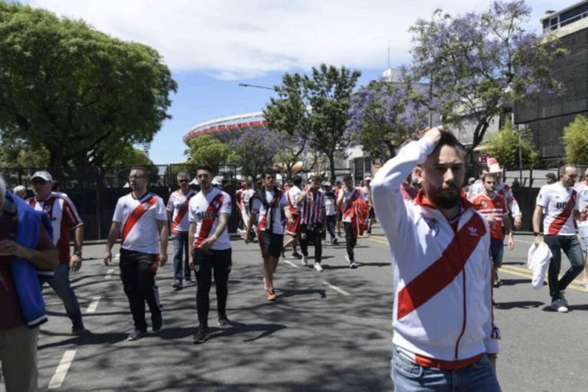 Fotos: La frustración de los hinchas en el Monumental tras la postergación de la final