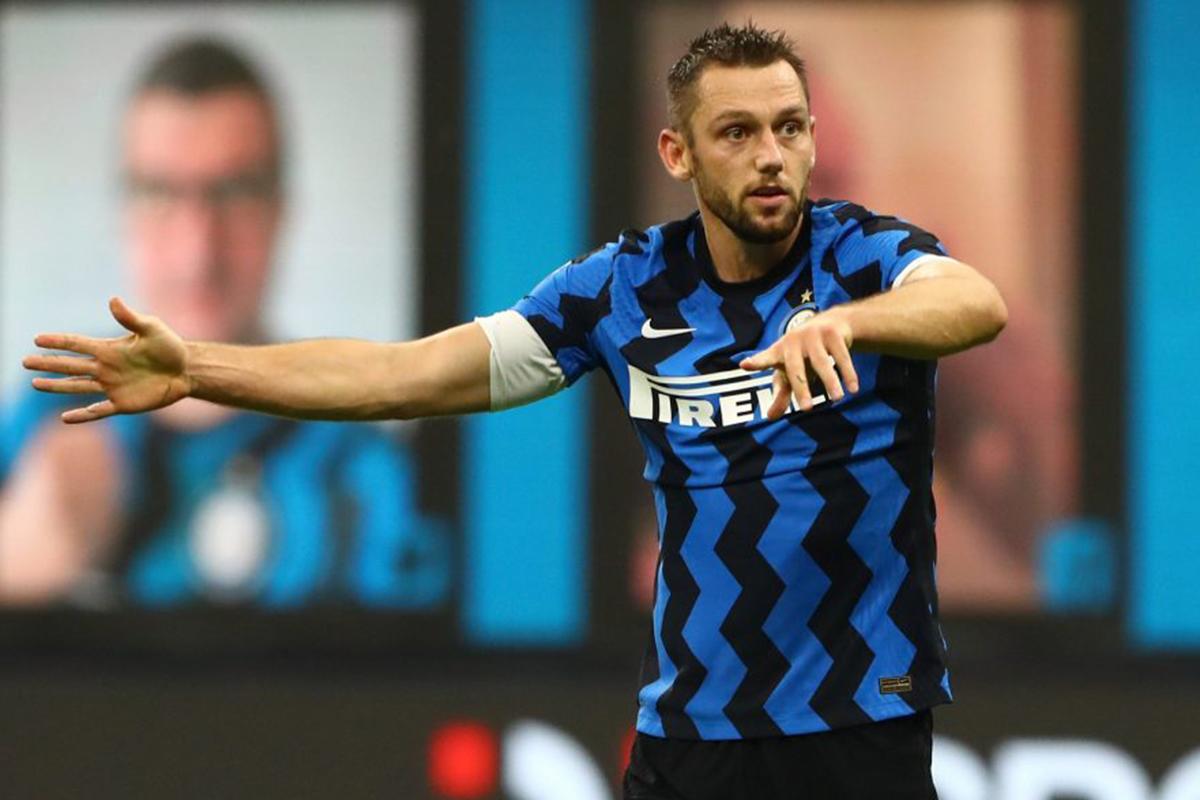 Hansi Flick pidió un defensa y ellos están en la lista: el jugador que podría volver al Barcelona