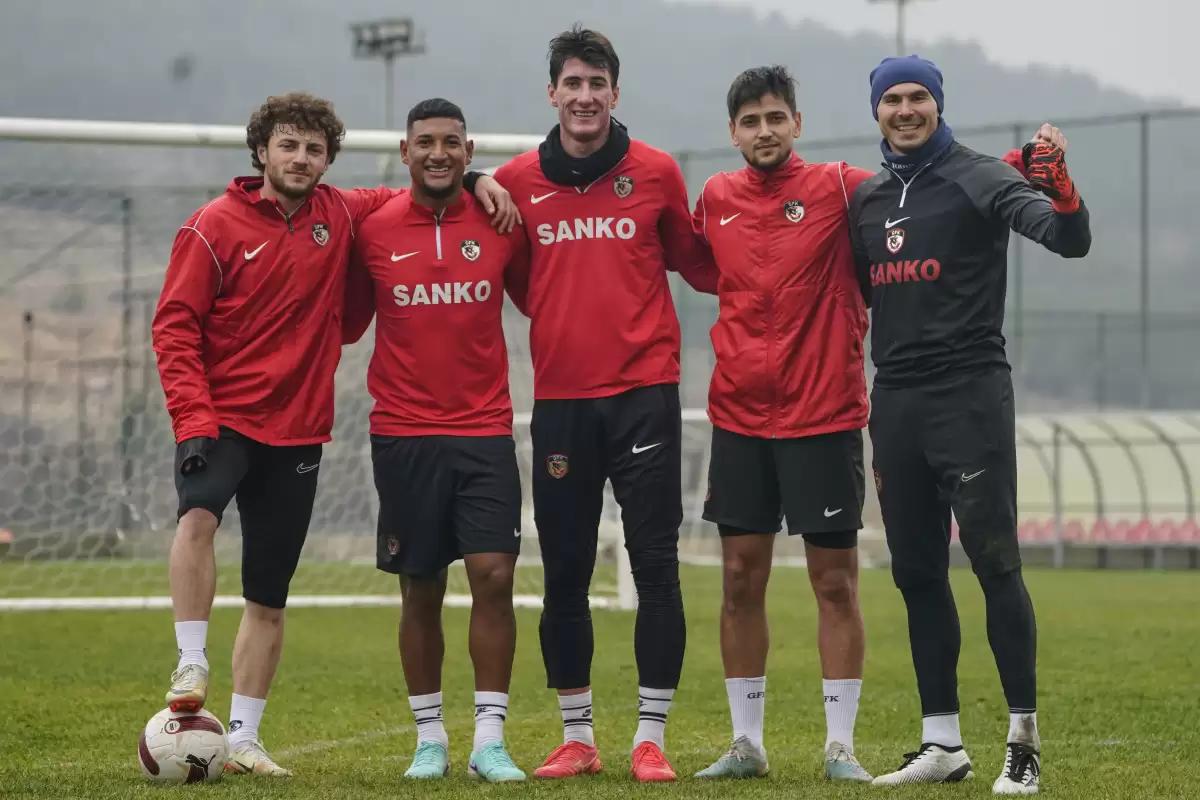 Dos semanas estuvo Bryan Acosta entrenando con el Gaziantep antes de lesionarse.