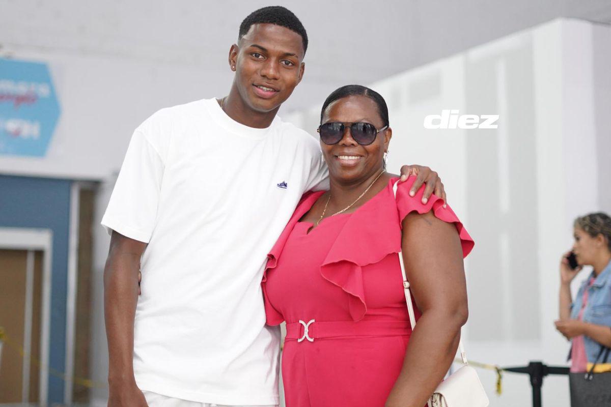 Julián Martínez con su madre antes de abordar el avión que lo llevará hasta Portugal. (Foto Mauricio Ayala)