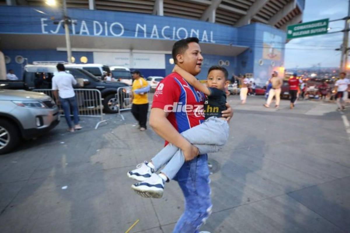 ¡Desmayados, disparos y gas lacrimógeno! El relajo en las afueras del Estadio Nacional