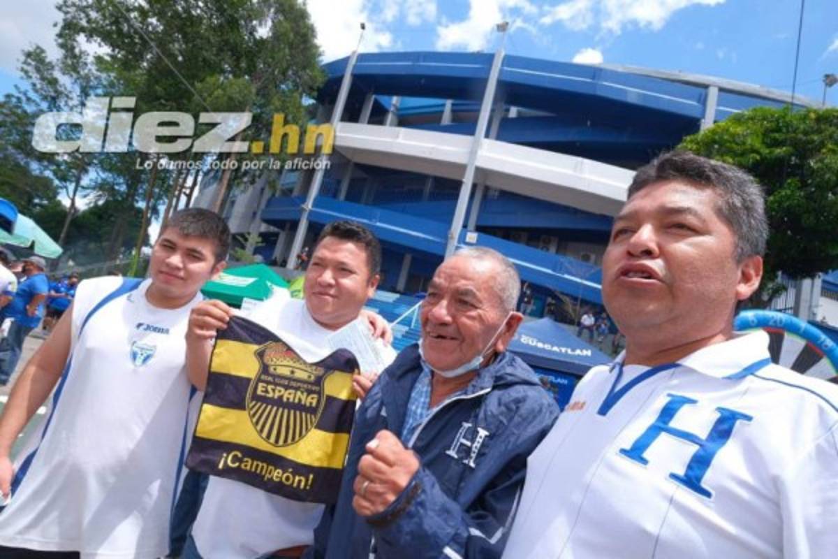 Las bellas chicas vaqueras, el prócer y el busito de la aventura en la previa del El Salvador vs Honduras