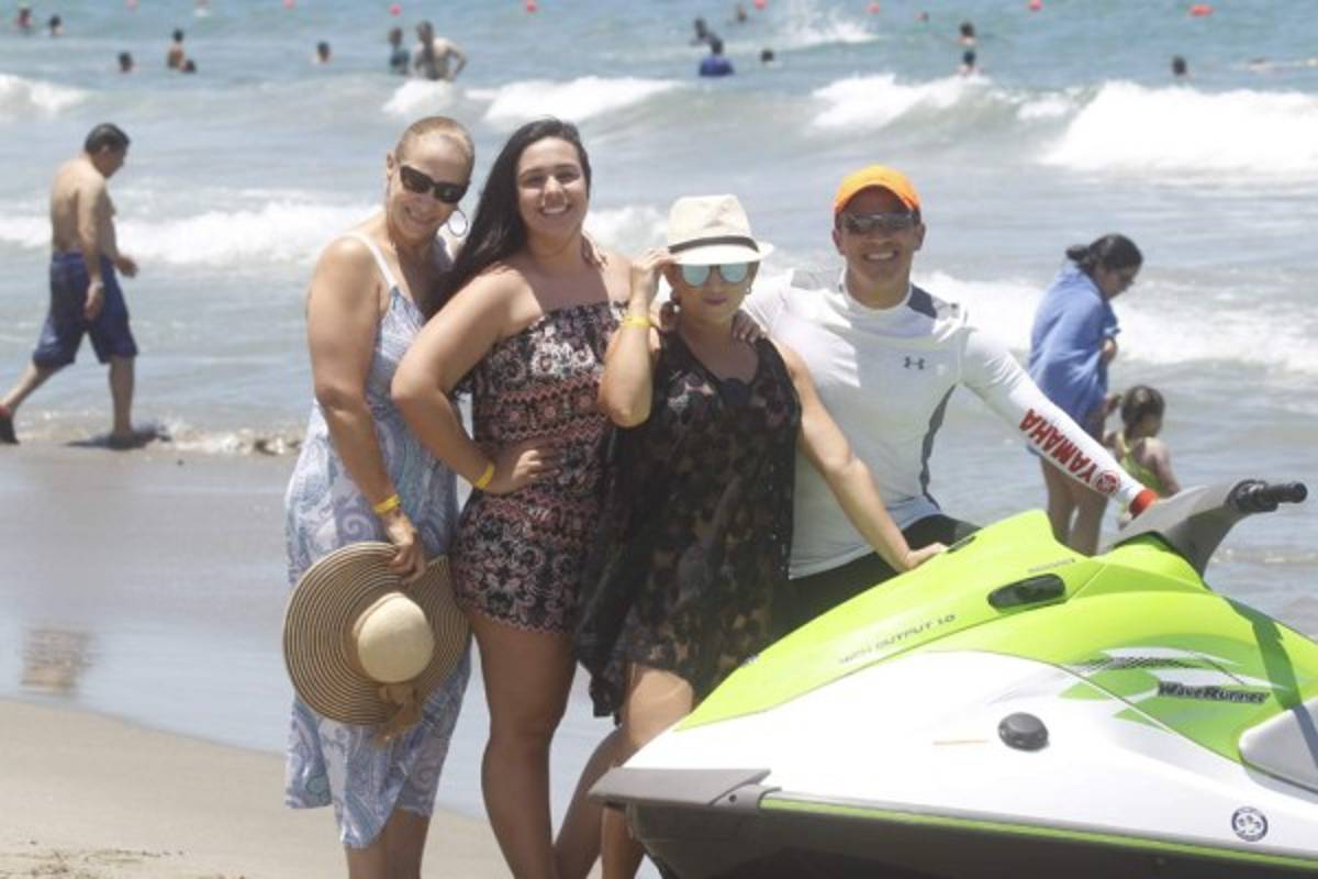 Así se divierten las bellas chicas en las playas de Honduras