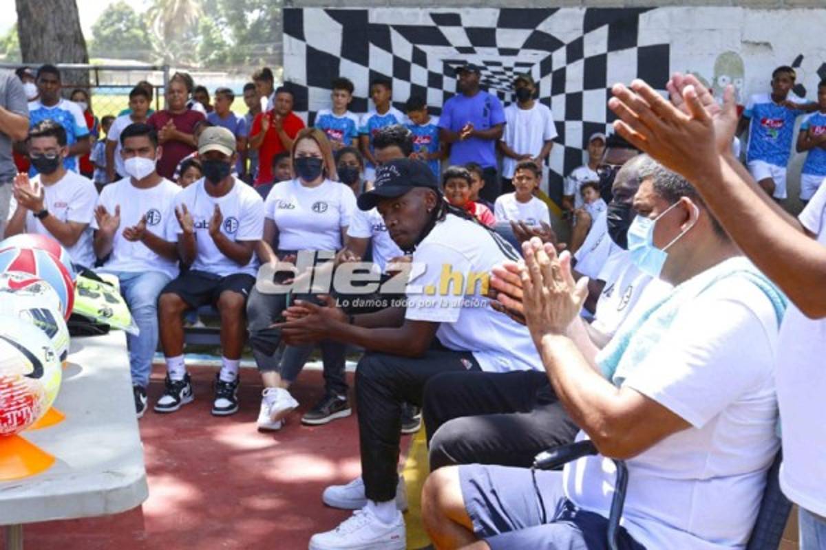 ¡Selfies, autógrafos y alegría! Las postales de la visita de Alberth Elis a la colonia Suyapa en Chamelecón