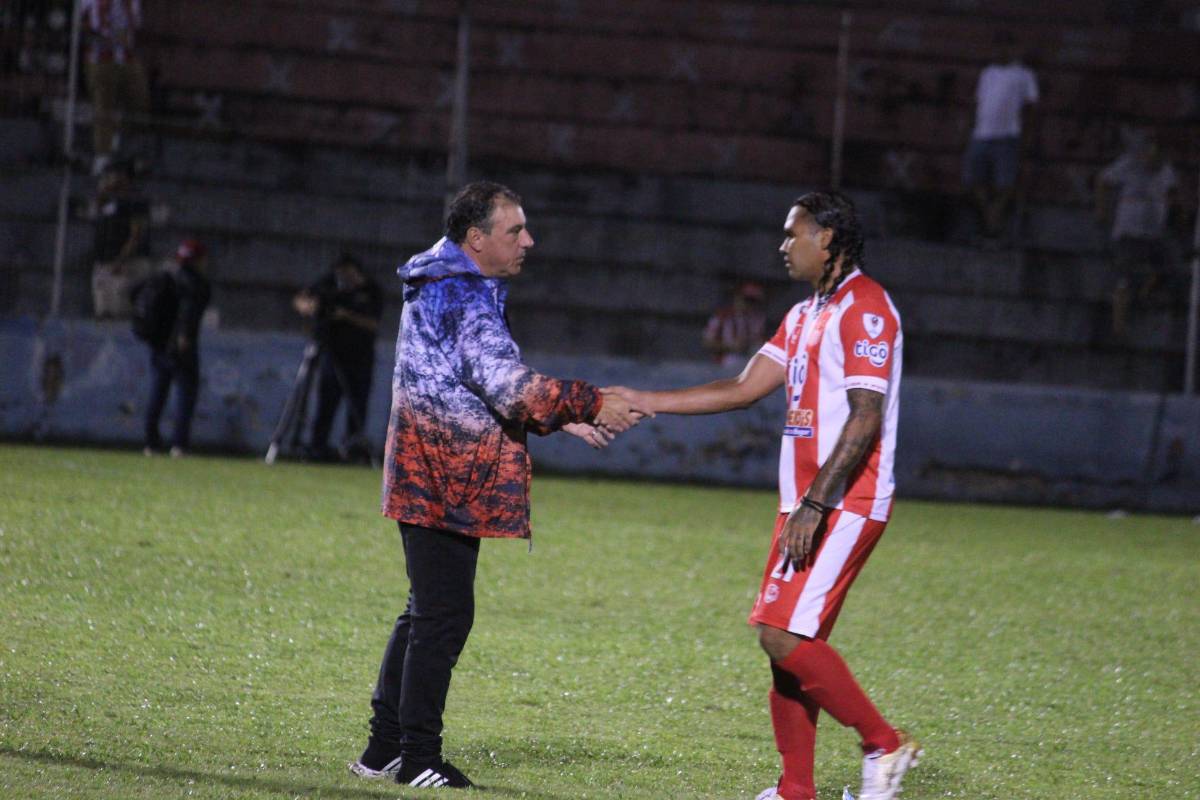 Debut amargo: Así fue el estreno del volante mexicano Carlos Gullit Peña con los colores del Vida