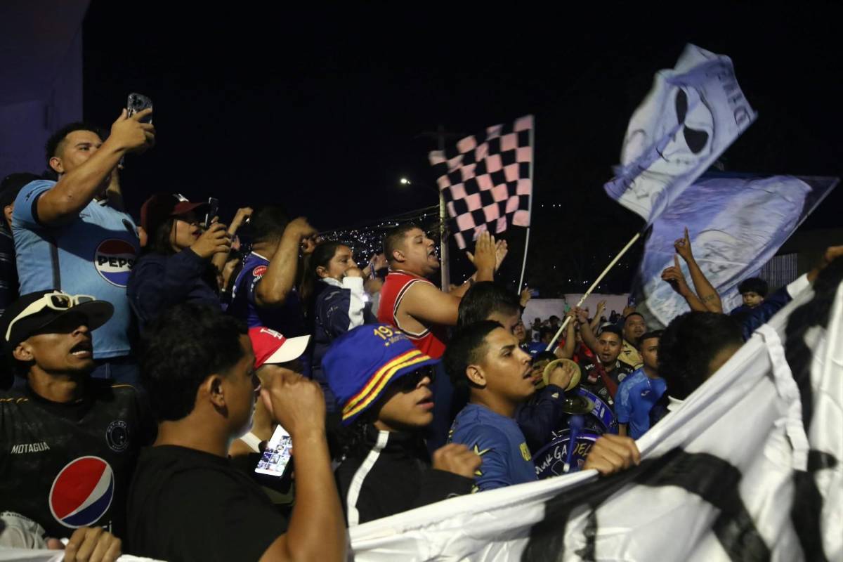 ¡Locura! Afición de Motagua arropa al club con banderazo; niño sorprende a Javier López