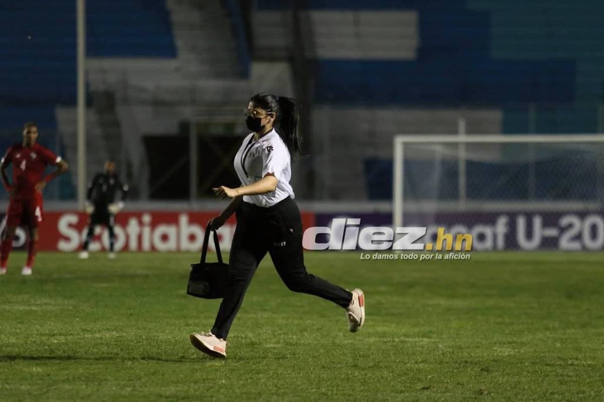 “Pónganla de delantera”, la guapa fisioterapeuta que se robó el “show” en el duelo entre Panamá y Aruba en el Nacional