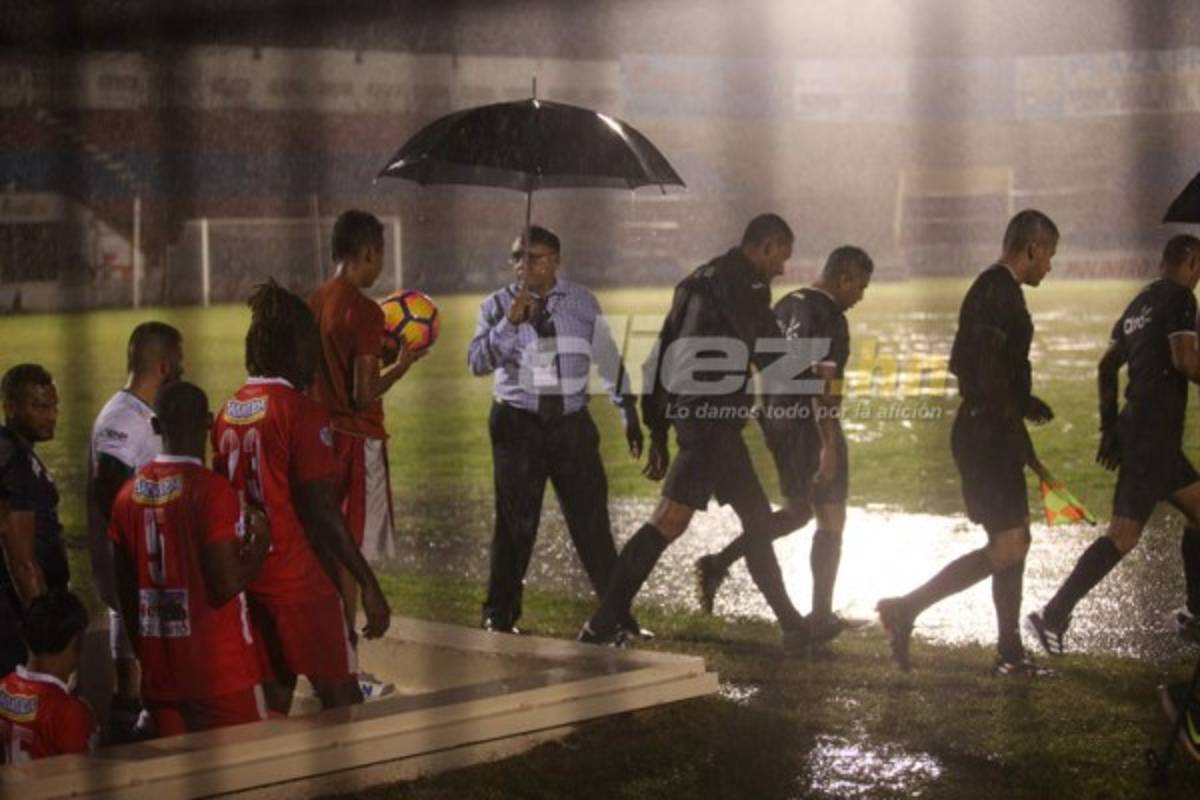 NO VISTE EN TV: Lluvia, mujeres lindas y susto en La Ceiba