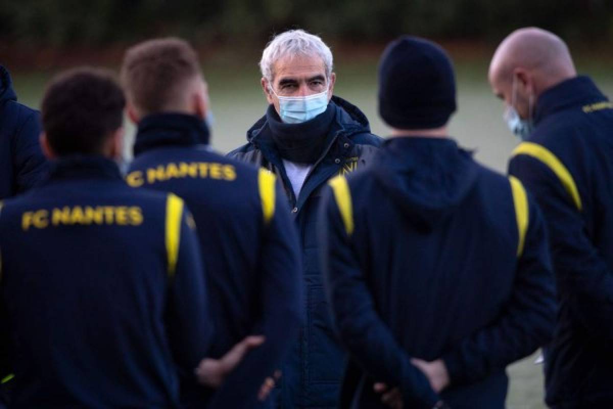 FC Nantes football club's new French head coach Raymond Domenech (C) talks to players as he leads a club's training session, on December 30, 2020 at the Joneliere training center, in La Chapelle-sur-Erdre, outside Nantes. (Photo by LOIC VENANCE / AFP)