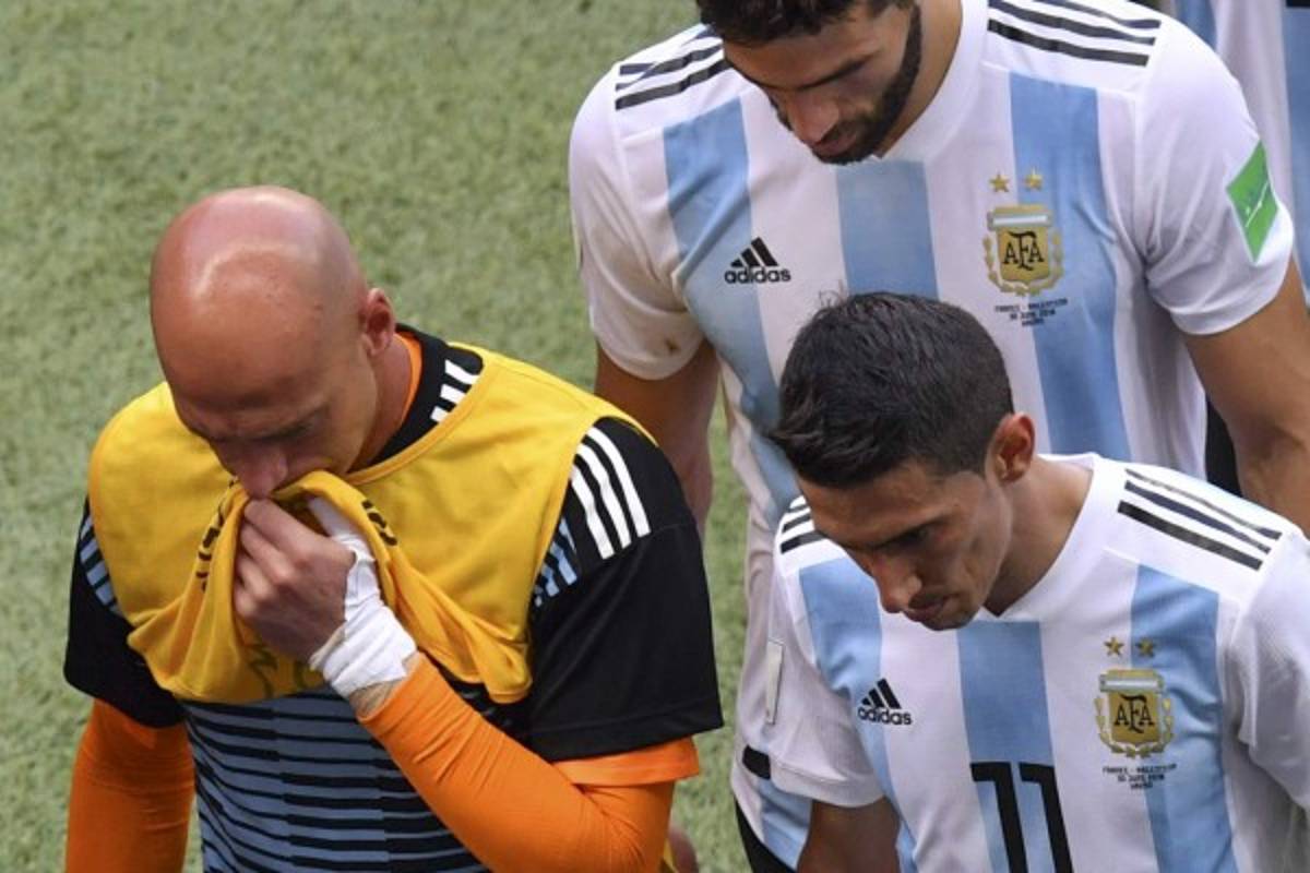 FOTOS: Messi pegado a una Virgen y todo el dolor de los argentinos