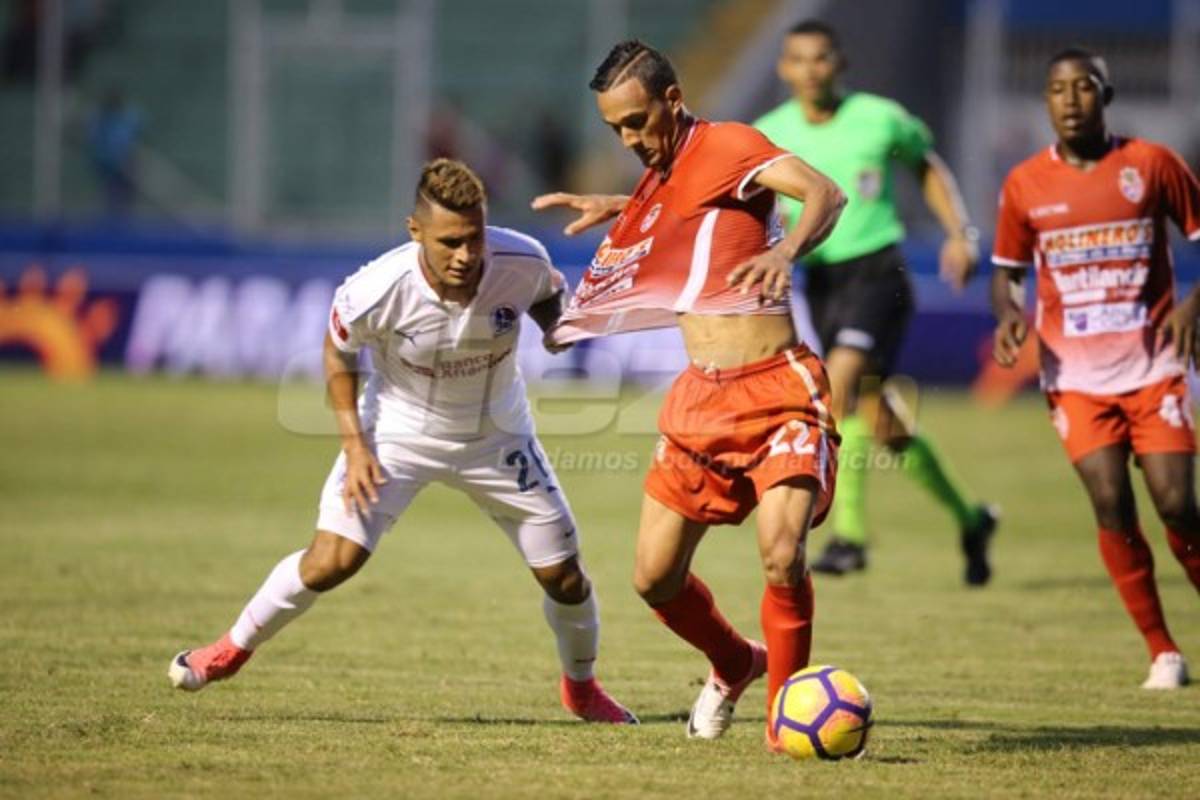 NO VISTE EN TV: El festejo de Platense y Diego Vazquez terminó bañado