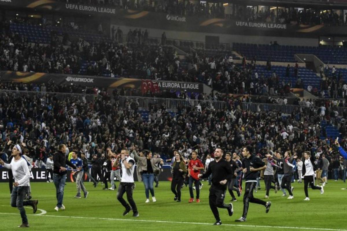 Tensión, pánico, lamentos; Las impactantes imagenes del Lyon contra el Besiktas