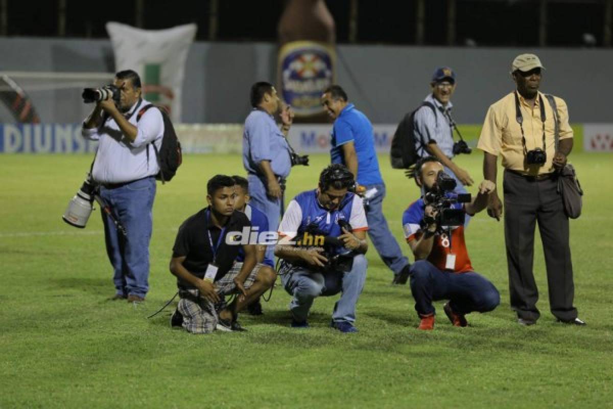 CURIOSAS: Policías en la cancha, pancarta y la acción de recogebalones