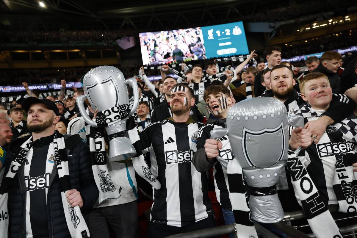 Así se festeja un título después de 70 años: los héroes del Newcastle y jugadores del Liverpool destrozados