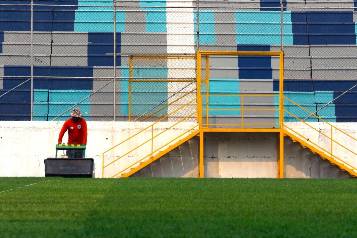 ¡Como mesa de billar! Estadio Morazán luce espectacular nueva grama y comienzan a realizar instalaciones