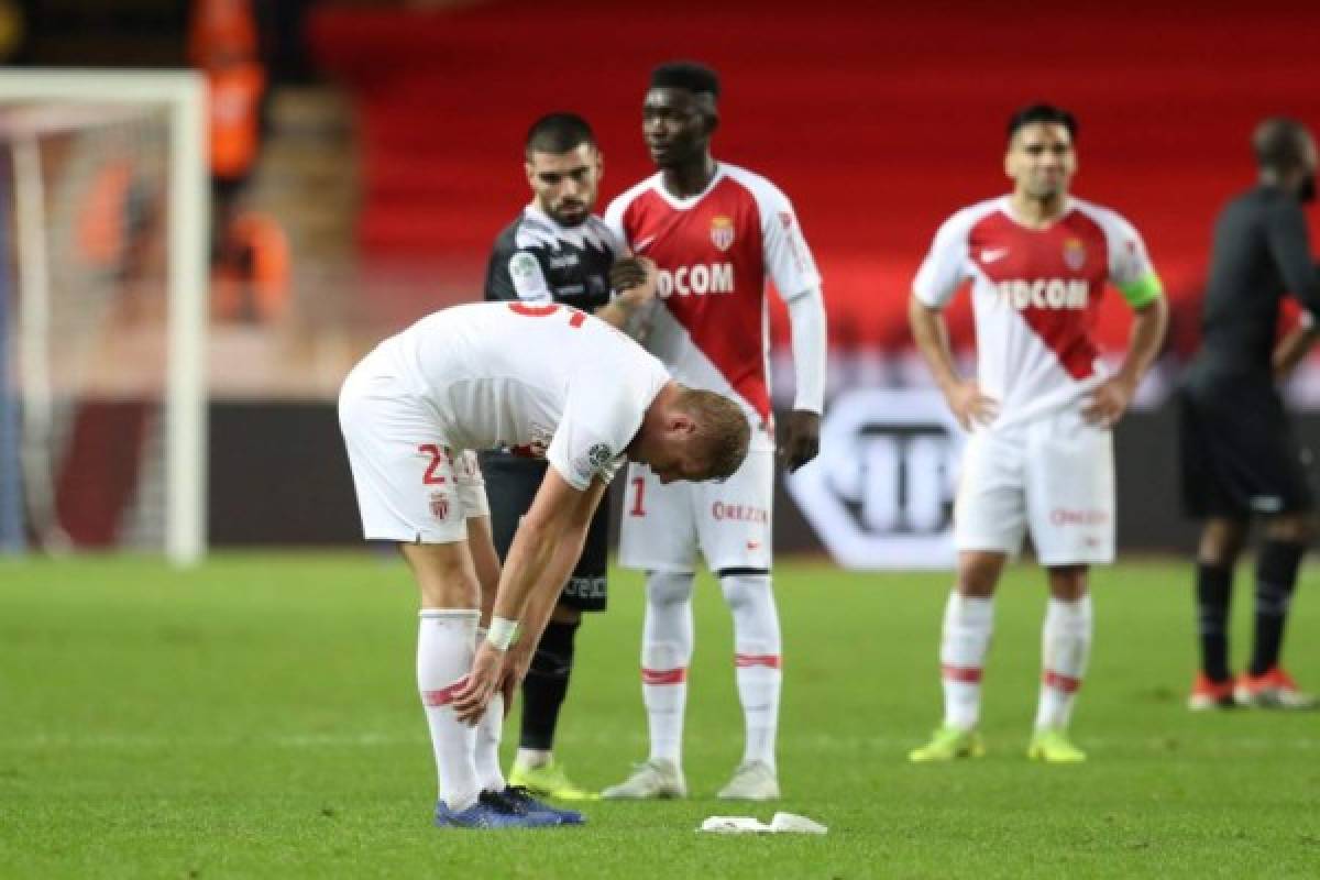 Monaco's Polish defender Kamil Glik reacts at the end during the French L1 football match Monaco vs Guingamp on December 22, 2018 at the 'Louis II Stadium' in Monaco. (Photo by VALERY HACHE / AFP)