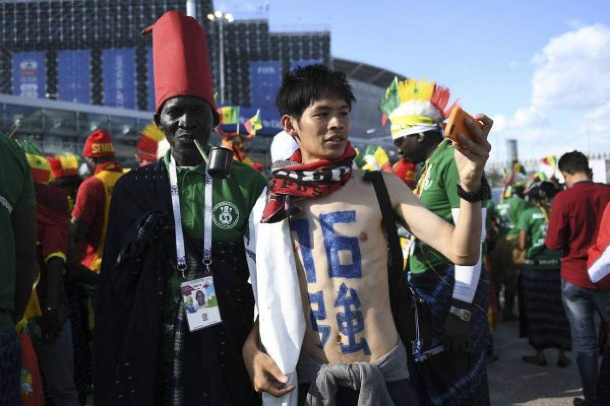 Dos culturas diferentes, una sola pasión: Hinchas de Senegal y Japón engalanaron el partido