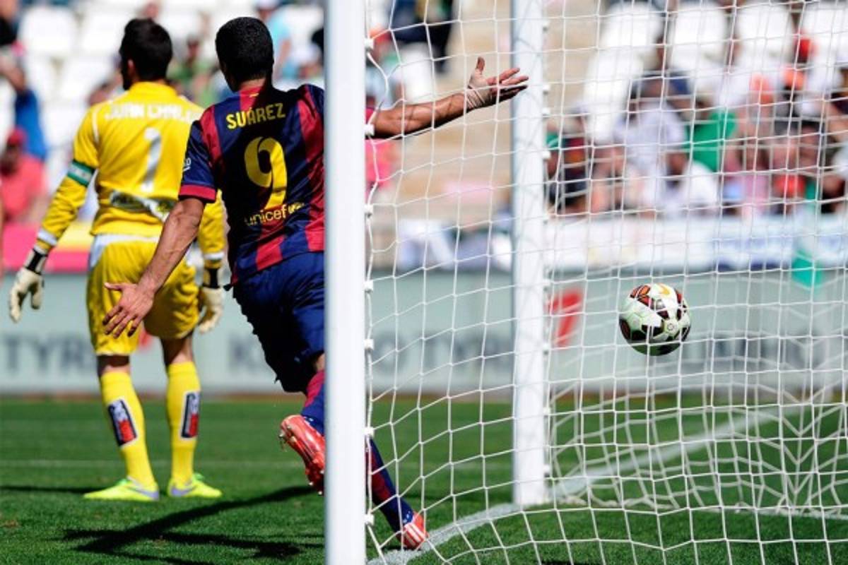 Barcelona demolió por 8 a 0 al Córdoba y se aferra al título .