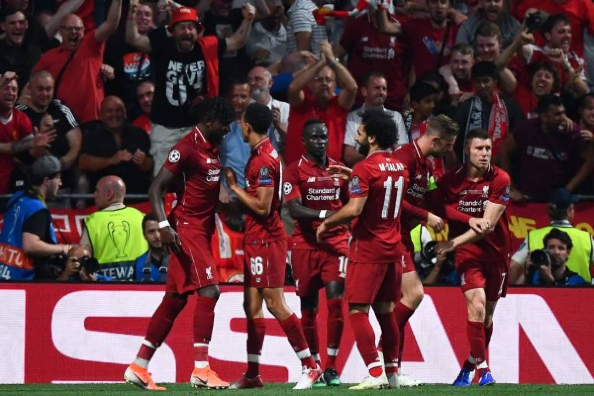 Liverpool's Belgian forward Divock Origi (L) celebrates with teammates after scoring his team's second goal during the UEFA Champions League final football match between Liverpool and Tottenham Hotspur at the Wanda Metropolitano Stadium in Madrid on June 1, 2019. (Photo by GABRIEL BOUYS / AFP)
