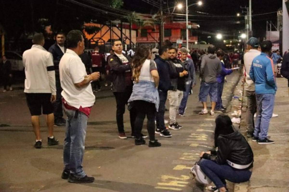 Ambiente del Saprissa-Motagua; Aficionados del Ciclón y esposa de Emilio en el estadio
