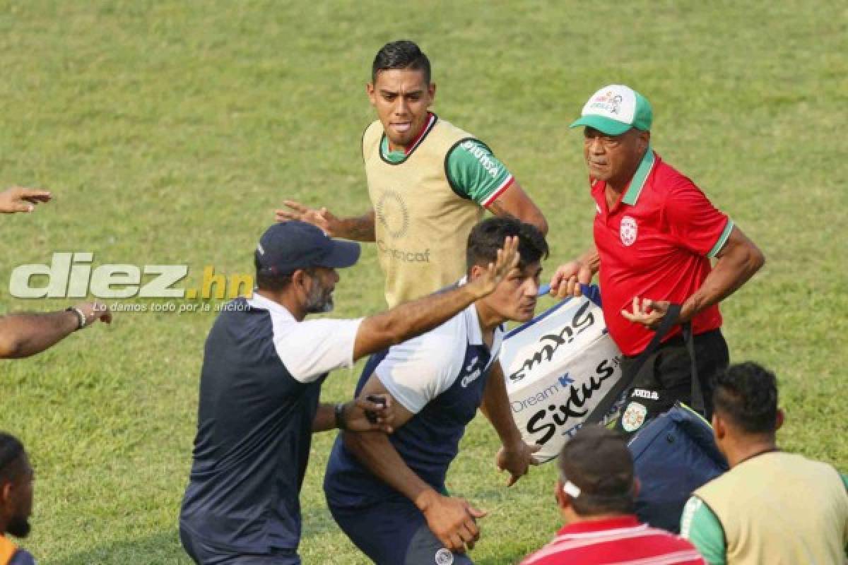 EN FOTOS: La lluvia de golpes y patadas entre técnicos de Marathón y Motagua