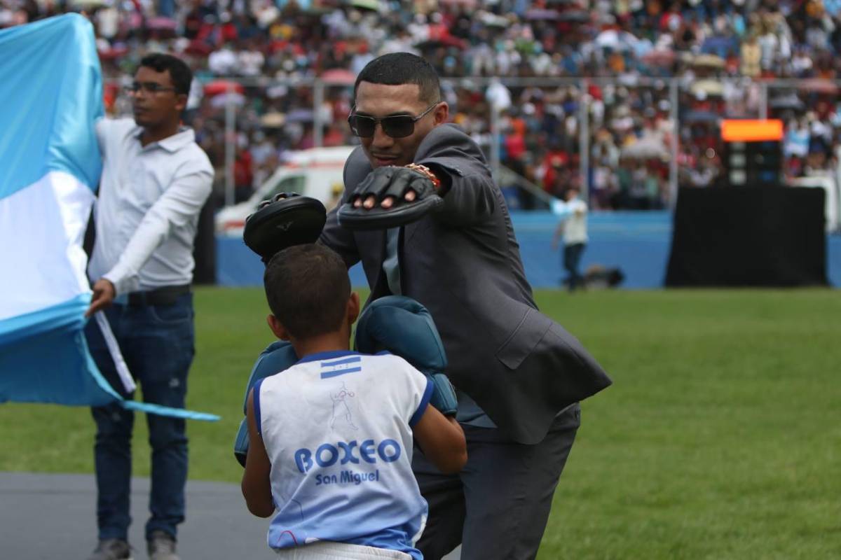 ¡Un show “peleando” con niños! Así fue captado el boxeador Teófimo López en su presencia en los desfiles de Honduras