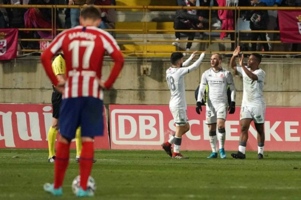 Cultural Leonesa´s forward Sergio Benito (C) celebrates with teammates after scoring during the Copa del Rey (King's Cup) football match between Cultural Leonesa and Club Atletico de Madrid at the Reino de Leon stadium in Leon, on January 23, 2020. (Photo by CESAR MANSO / AFP)