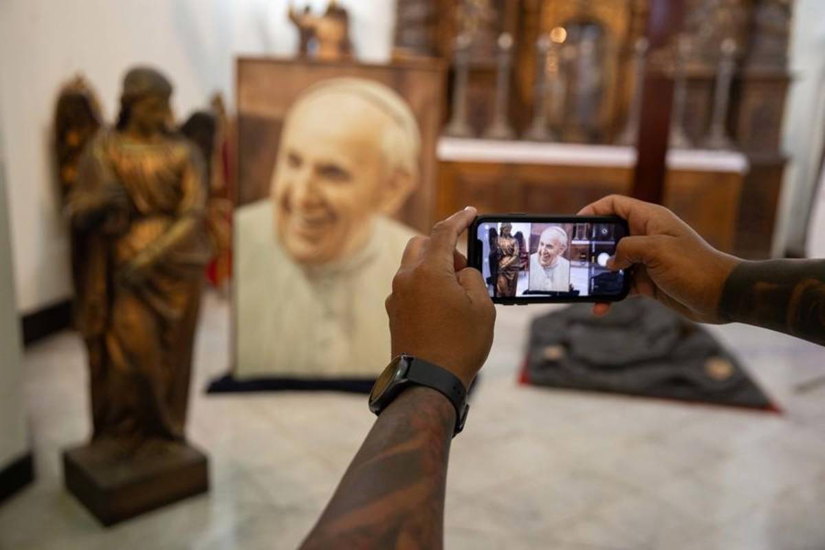 El Vaticano publicó las imágenes del papa Francisco en un ataúd de madera y confirma la fecha de su funeral