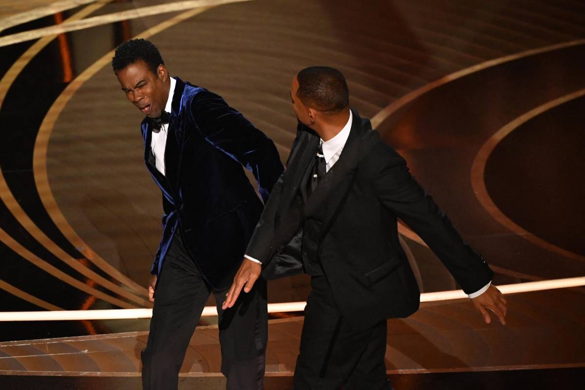 Momento en que Will Smith golpeó en el rostro a Chris Rock en los Premios Óscar. FOTO: AFP