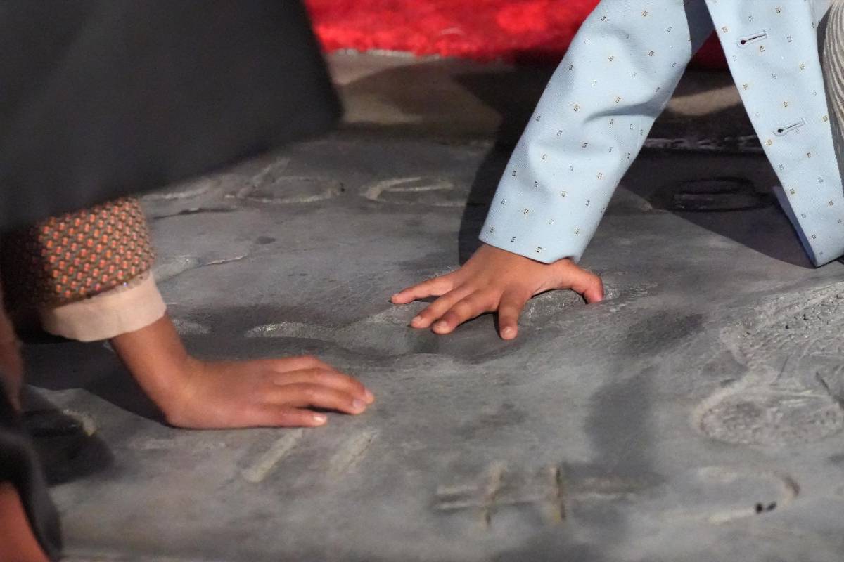 Las huellas de Kobe Bryant son inmortalizadas en Hollywood: Viuda e hijas de Kobe Bryant lo recuerdan en emotivo evento