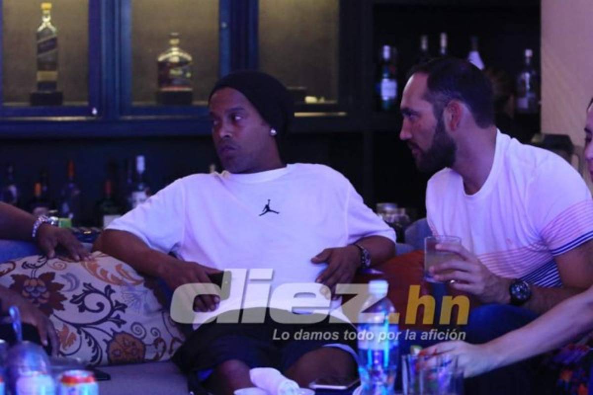 EN FOTOS: Así vivió Ronaldinho el clásico Barcelona-Real Madrid en Honduras