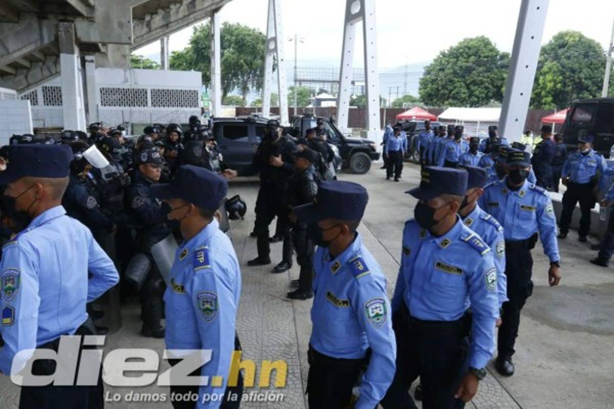 Padre e hijo, los primeros en llegar al Olímpico, seguridad total y la cancha luce espectacular