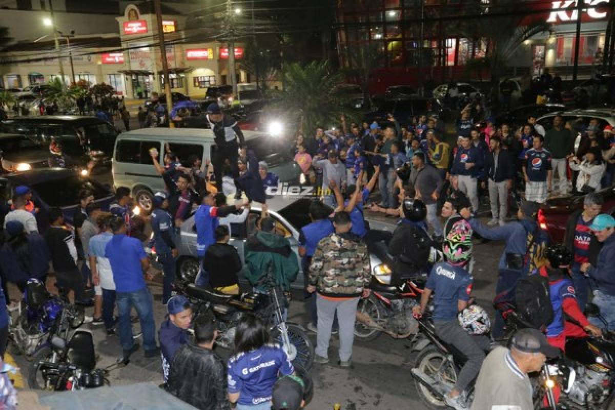 ¡Tegucigalpa se tiñe de azul! Aficionados salen a las calles a festejar la 16 del Motagua