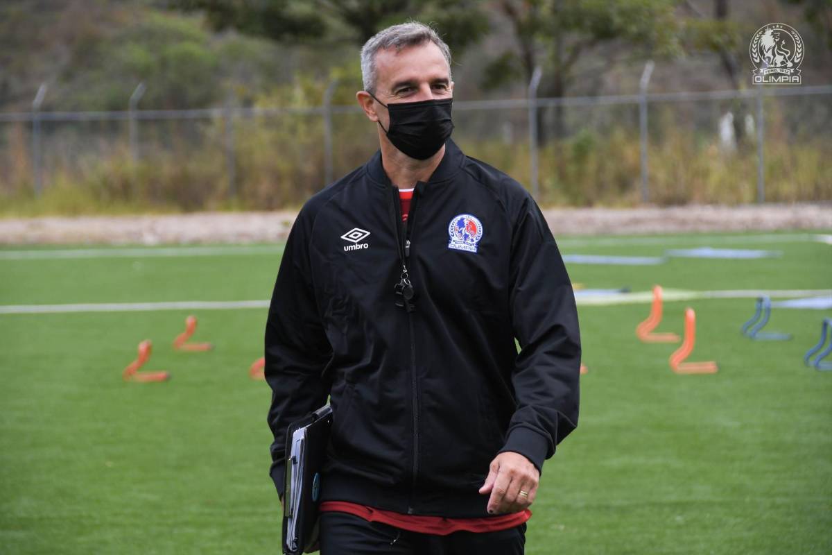 ¡Charla, risas y un conocido! Así fue el primer entrenamiento del argentino Pablo Lavallén en el Olimpia
