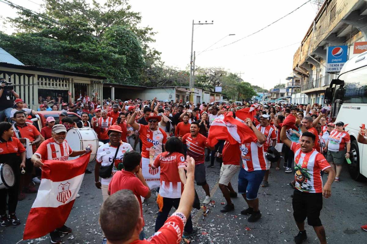 ¡Tremenda fiesta en La Ceiba! Aficionados del Vida se toman la calle festejando el triunfo que los acerca a la salvación