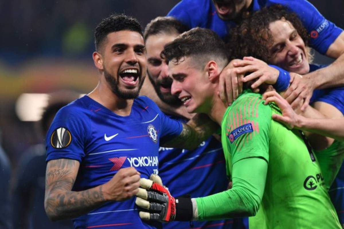 Chelsea's players celebrate victory during the UEFA Europa League semi-final second leg football match between Chelsea and Eintracht Frankfurt at Stamford Bridge in London on May 9, 2019. (Photo by Oliver GREENWOOD / AFP)