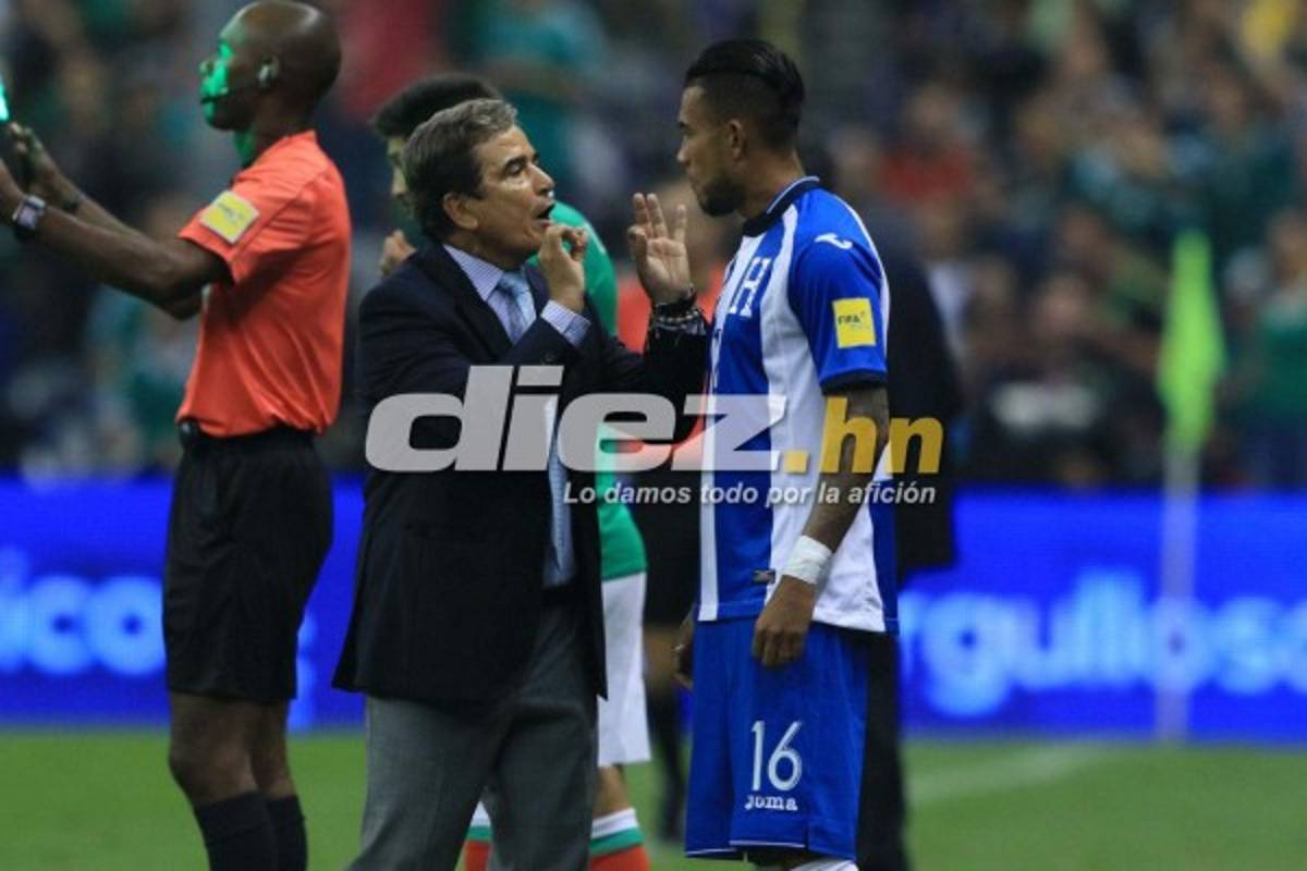 Mientras unos jugadores de Honduras sufrían, otro cambiaba camisa