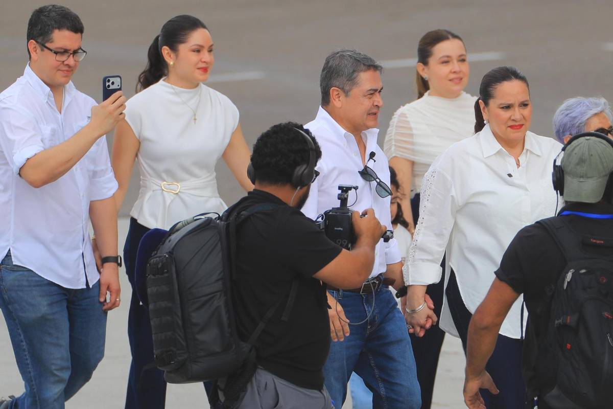 Locura por la vuelta de JOH a Honduras: el beso con su mujer y el caso que enfrentará