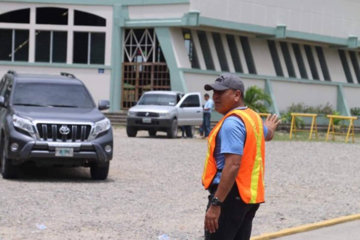 Carlos Tábora sirve a Dios en parqueos de iglesia La Cosecha en San Pedro Sula